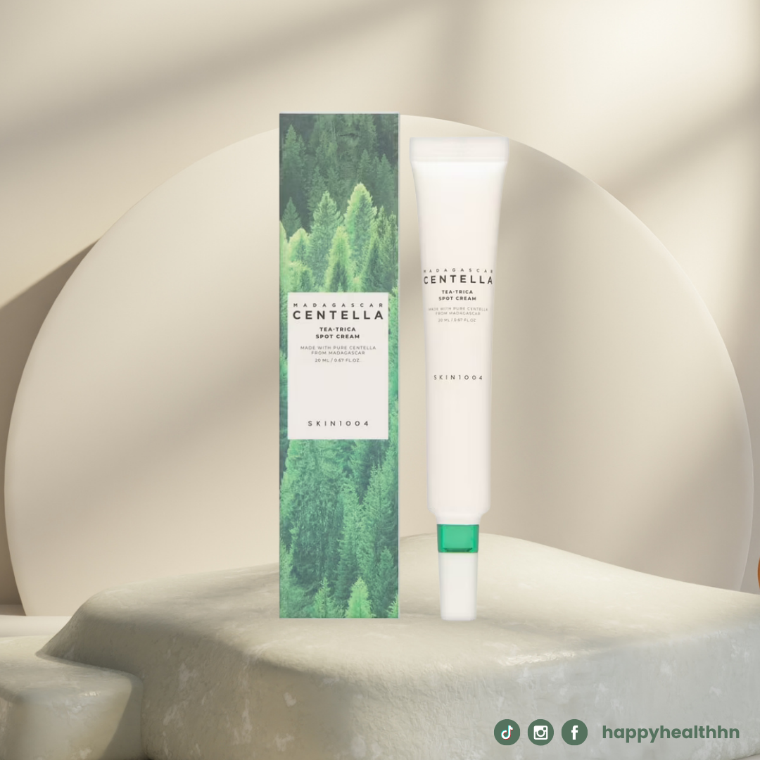 Crema SKIN1004 Tea-Trica Spot junto a hojas de árbol de té y centella asiática, destacando sus ingredientes naturales calmantes.