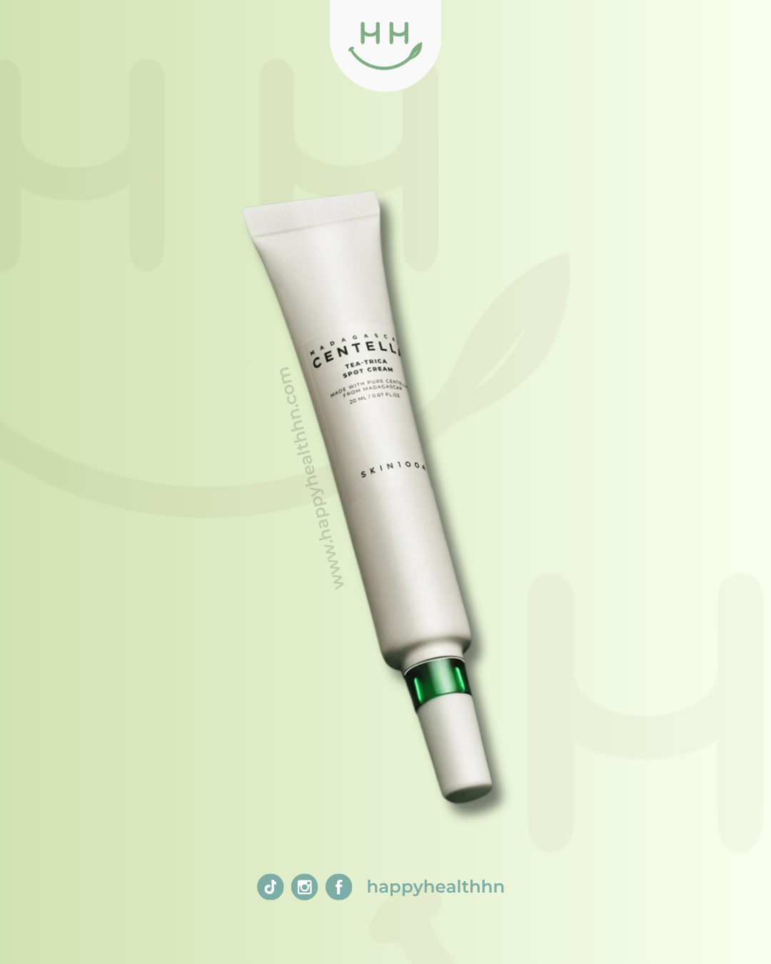 Crema SKIN1004 Tea-Trica Spot junto a hojas de árbol de té y centella asiática, destacando sus ingredientes naturales calmantes.