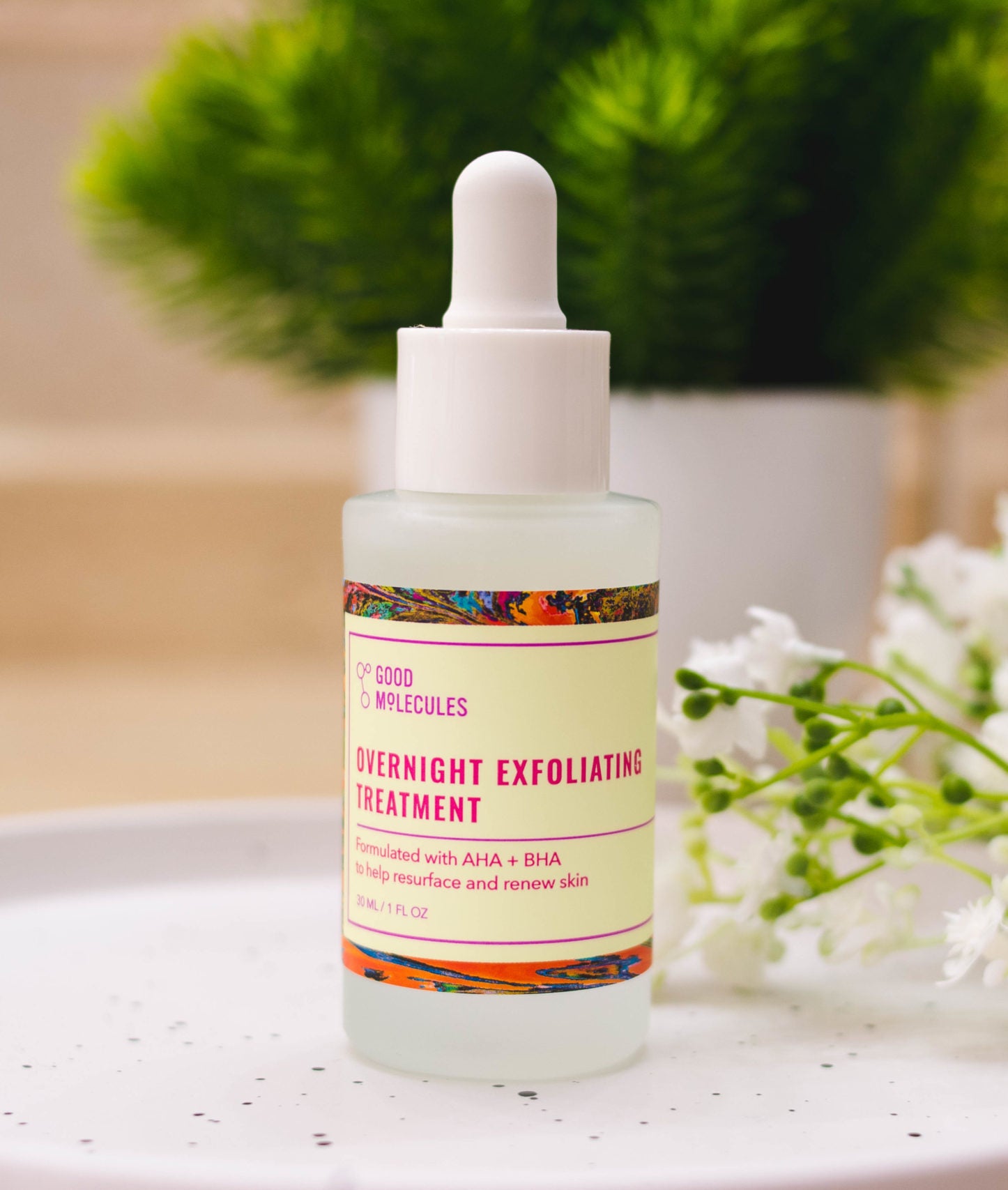 Frasco de Good Molecules Overnight Exfoliating Treatment sobre fondo natural.