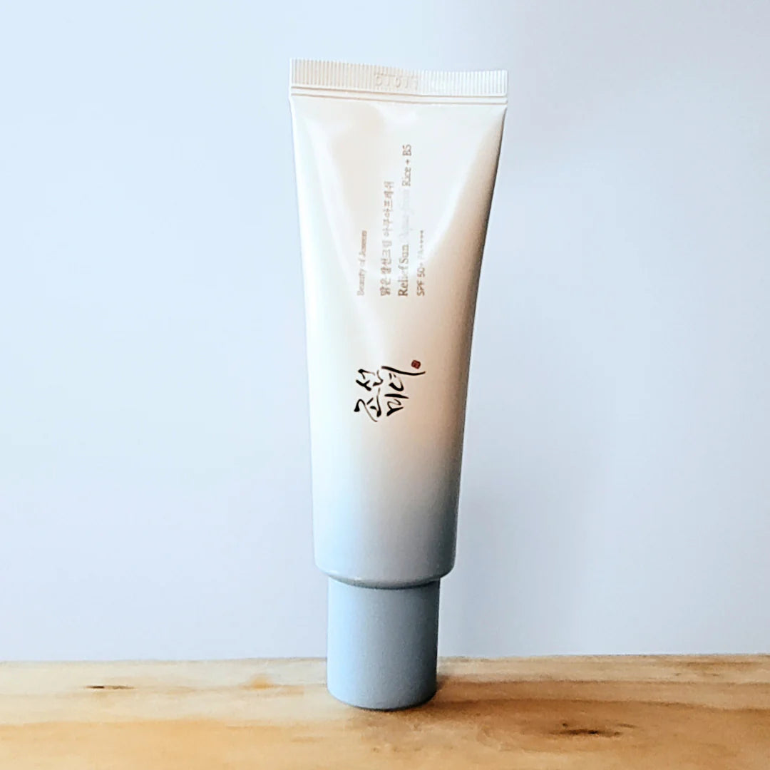 Protector solar Beauty of Joseon Relief Sun Aqua-Fresh Rice + B5 con SPF50+ PA++++ en envase de 50ml sobre fondo blanco